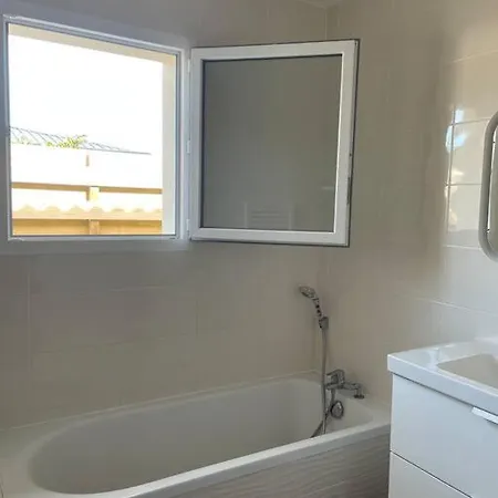 Magnifique Avec Piscine Et Villa Saubrigues